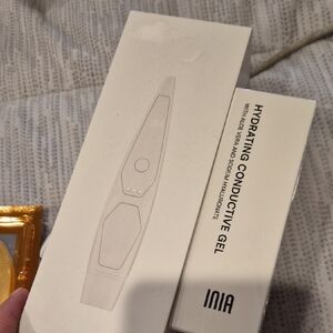 Hydrating Conductive Gel with White Skincare Device - Hydration Boost